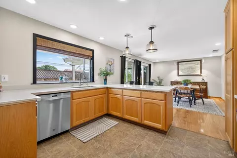 204 Prince Albert Ct, Petaluma, CA 94954