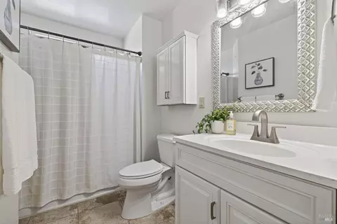 Bath - 37 Front St #E, Healdsburg, CA 95448 photo 2 of 2