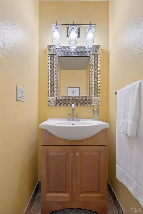Bath - 37 Front St #E, Healdsburg, CA 95448 photo 1 of 2