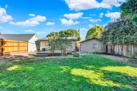 Exterior - 520 D St, Martinez, CA 94553 photo 6 of 10