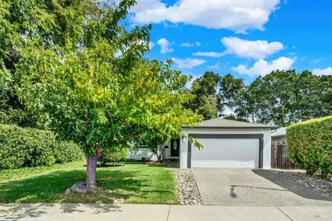 1121 Creekside Dr, Vacaville, CA 95687