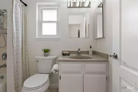 Bath - 130 Flying Cloud Ct, Vallejo, CA 94591 photo 5 of 5