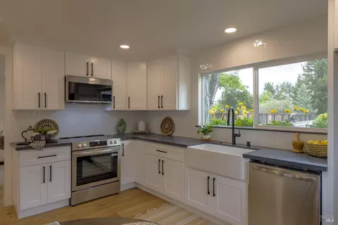Kitchen - 2711 Mark West Station Rd, Windsor, CA 95492 photo 2 of 7