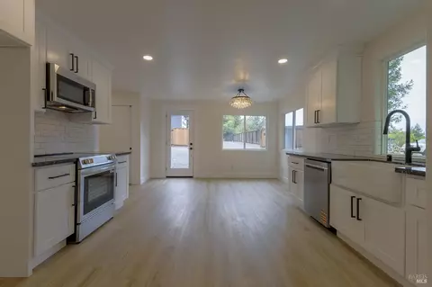 Kitchen - 2711 Mark West Station Rd, Windsor, CA 95492 photo 4 of 7