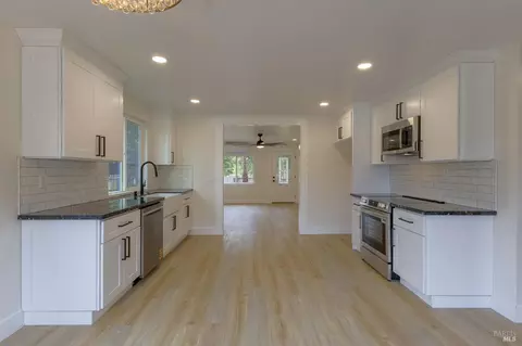 Kitchen - 2711 Mark West Station Rd, Windsor, CA 95492 photo 5 of 7
