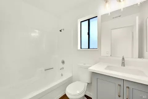 Bath - 260 Neptunes Ct, Vallejo, CA 94591 photo 2 of 4