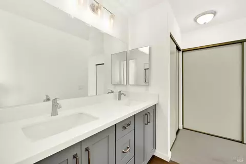 Bath - 260 Neptunes Ct, Vallejo, CA 94591 photo 4 of 4