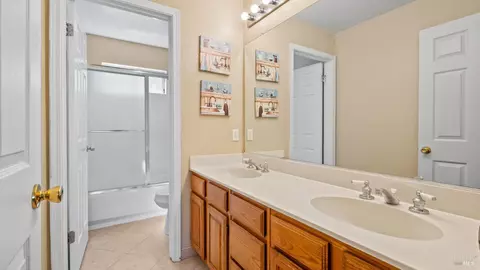 Bath - 2231 Silver Fox Cir, Fairfield, CA 94534 photo 2 of 6