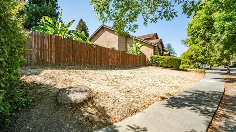 Exterior - 2231 Silver Fox Cir, Fairfield, CA 94534 photo 5 of 28