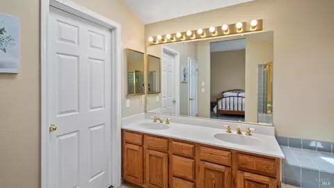 Bath - 2231 Silver Fox Cir, Fairfield, CA 94534 photo 6 of 6