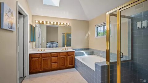 Bath - 2231 Silver Fox Cir, Fairfield, CA 94534 photo 3 of 6