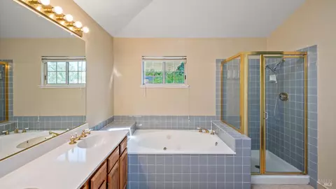 Bath - 2231 Silver Fox Cir, Fairfield, CA 94534 photo 4 of 6