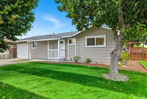 637 Saint Francis Dr, Petaluma, CA 94954