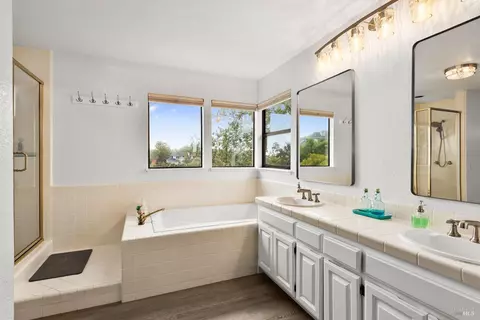 Bath - 3 Windmill Pl, Novato, CA 94945 photo 2 of 3