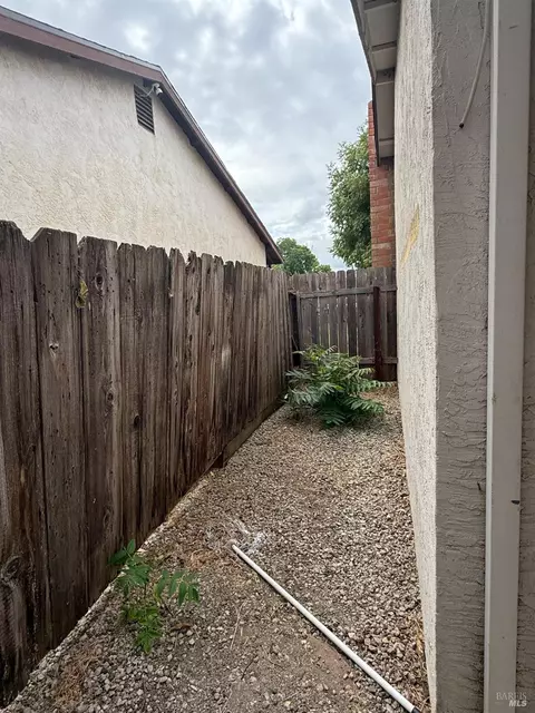 Exterior - 137 Edwin Dr, Vacaville, CA 95687 photo 3 of 4