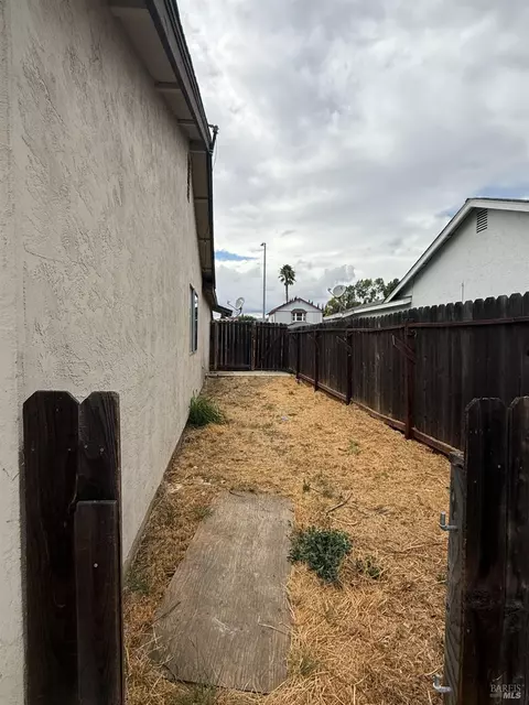 Exterior - 137 Edwin Dr, Vacaville, CA 95687 photo 4 of 4