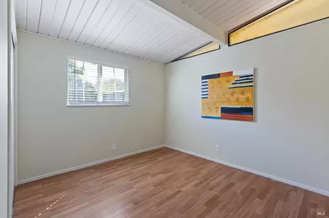 Bedroom - 305 Baywood Dr, Vallejo, CA 94591 photo 4 of 7