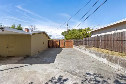 Exterior - 305 Baywood Dr, Vallejo, CA 94591 photo 6 of 10