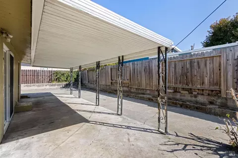 Exterior - 305 Baywood Dr, Vallejo, CA 94591 photo 8 of 10