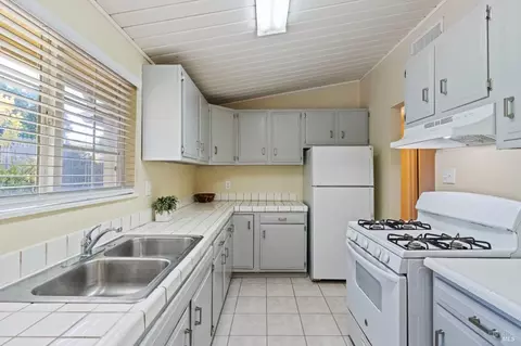 Kitchen - 305 Baywood Dr, Vallejo, CA 94591 photo 1 of 2