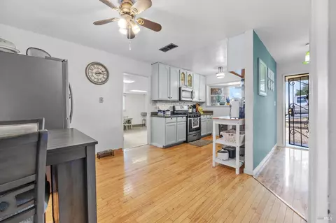 Entry Way - 392 Winchester St, Vallejo, CA 94590 photo 1 of 4