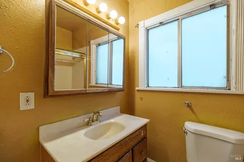 Bath - 1222 Chanslor Ave, Richmond, CA 94801 photo 2 of 3