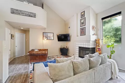 Living - 416 Lighthouse Ct, Hercules, CA 94547 photo 2 of 3