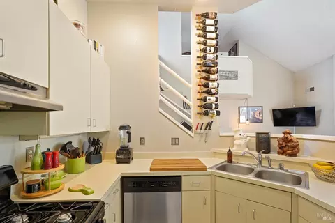 Kitchen - 416 Lighthouse Ct, Hercules, CA 94547 photo 4 of 5