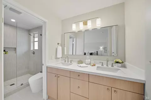 Bath - 32 Basinside Way, Alameda, CA 94502 photo 3 of 5