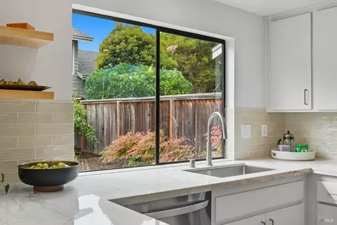Kitchen - 32 Basinside Way, Alameda, CA 94502 photo 4 of 5