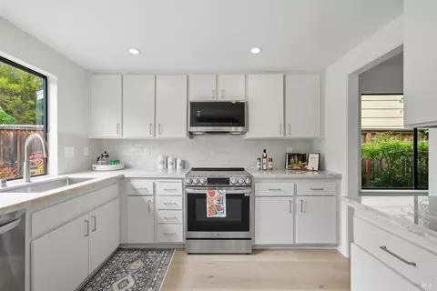 Kitchen - 32 Basinside Way, Alameda, CA 94502 photo 3 of 5