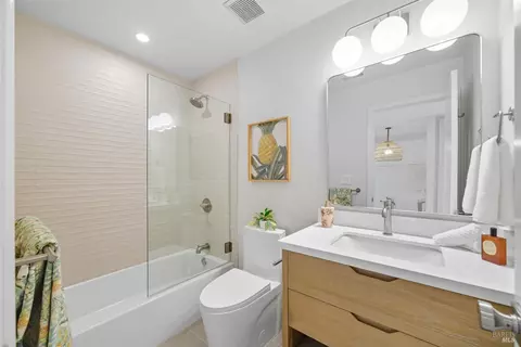 Bath - 32 Basinside Way, Alameda, CA 94502 photo 2 of 5