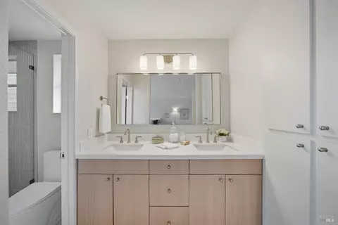 Bath - 32 Basinside Way, Alameda, CA 94502 photo 4 of 5