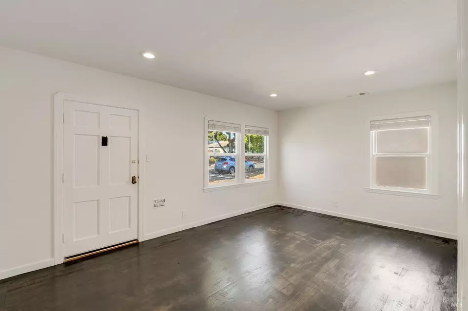 Living - 121 California St, Vallejo, CA 94590 photo 2 of 5