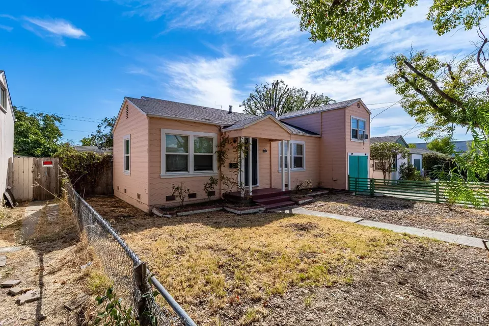 Exterior - 121 California St, Vallejo, CA 94590 photo 4 of 15