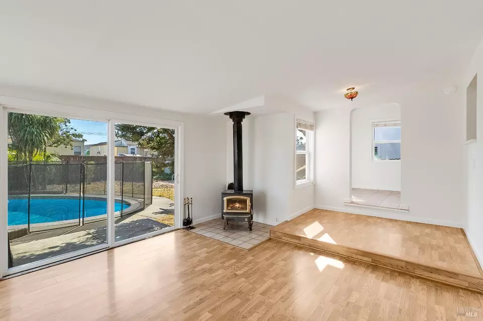 Living - 121 California St, Vallejo, CA 94590 photo 1 of 5