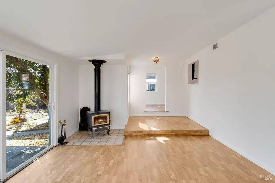 Living - 121 California St, Vallejo, CA 94590 photo 5 of 5