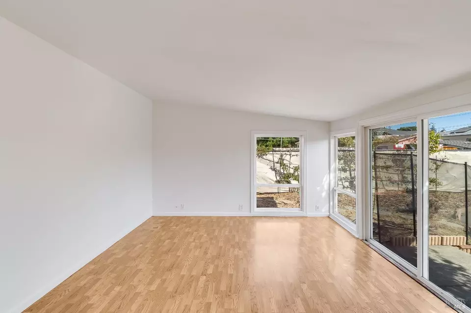 Living - 121 California St, Vallejo, CA 94590 photo 3 of 5