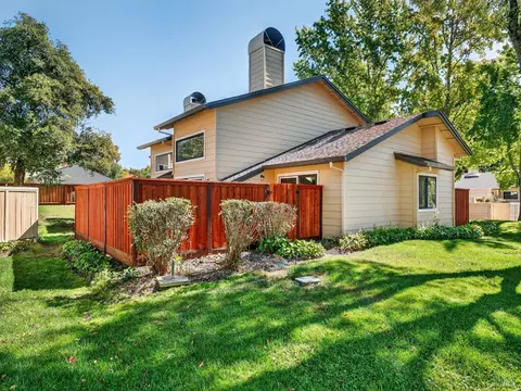 2301 Woodlake Dr, Santa Rosa, CA 95405
