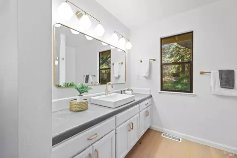 Bath - 5925 Fredricks Rd, Sebastopol, CA 95472 photo 5 of 6
