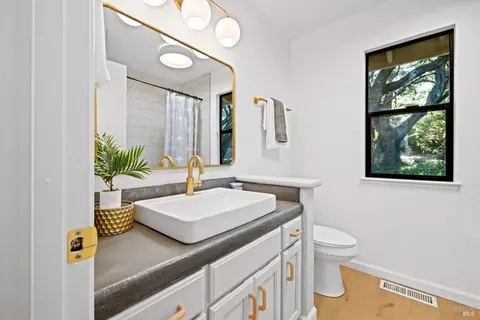 Bath - 5925 Fredricks Rd, Sebastopol, CA 95472 photo 2 of 6