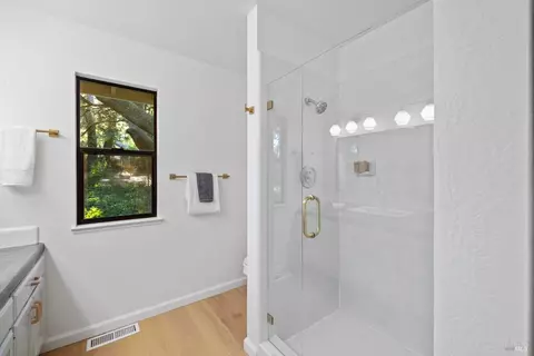 Bath - 5925 Fredricks Rd, Sebastopol, CA 95472 photo 4 of 6