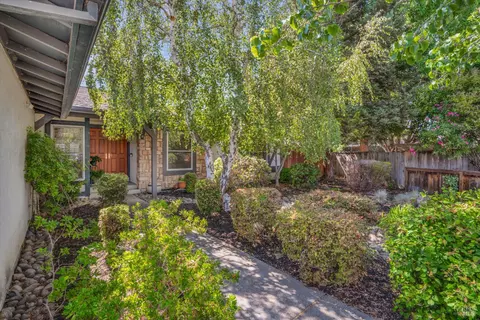 636 Meadows Ct, Fairfield, CA 94534 photo 3