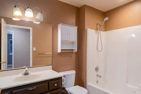Bath - 23945 Nutmeg Pl, Willits, CA 95490 photo 1 of 2