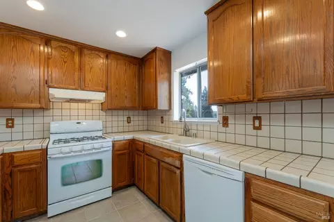 Kitchen - 23945 Nutmeg Pl, Willits, CA 95490 photo 2 of 2