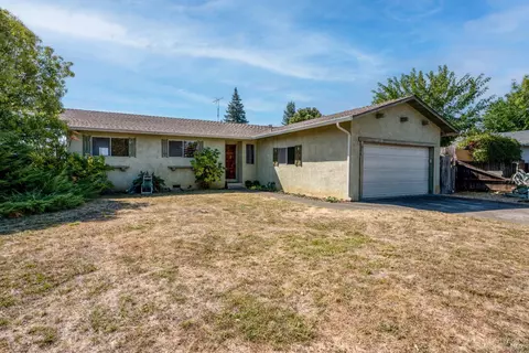 835 Yaqui Dr, Ukiah, CA 95482