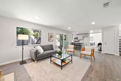 Living - 2921 Willow Ct, Fairfield, CA 94533 photo 4 of 4