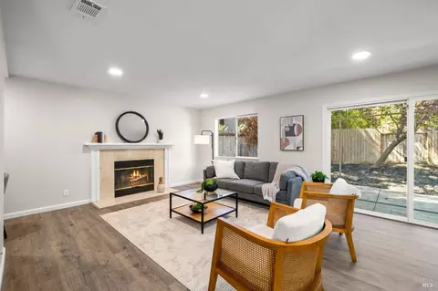 Living - 2921 Willow Ct, Fairfield, CA 94533 photo 1 of 4