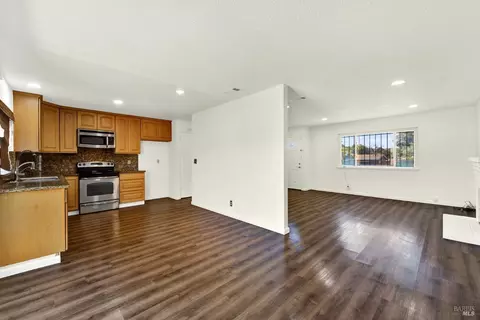 Living - 224 De Paul Dr, Vallejo, CA 94589 photo 3 of 4