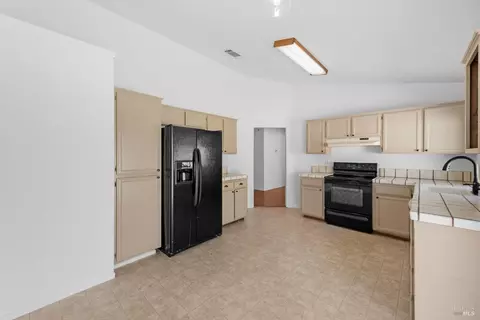 Kitchen - 572 Eldridge Ave, Vacaville, CA 95688 photo 3 of 4